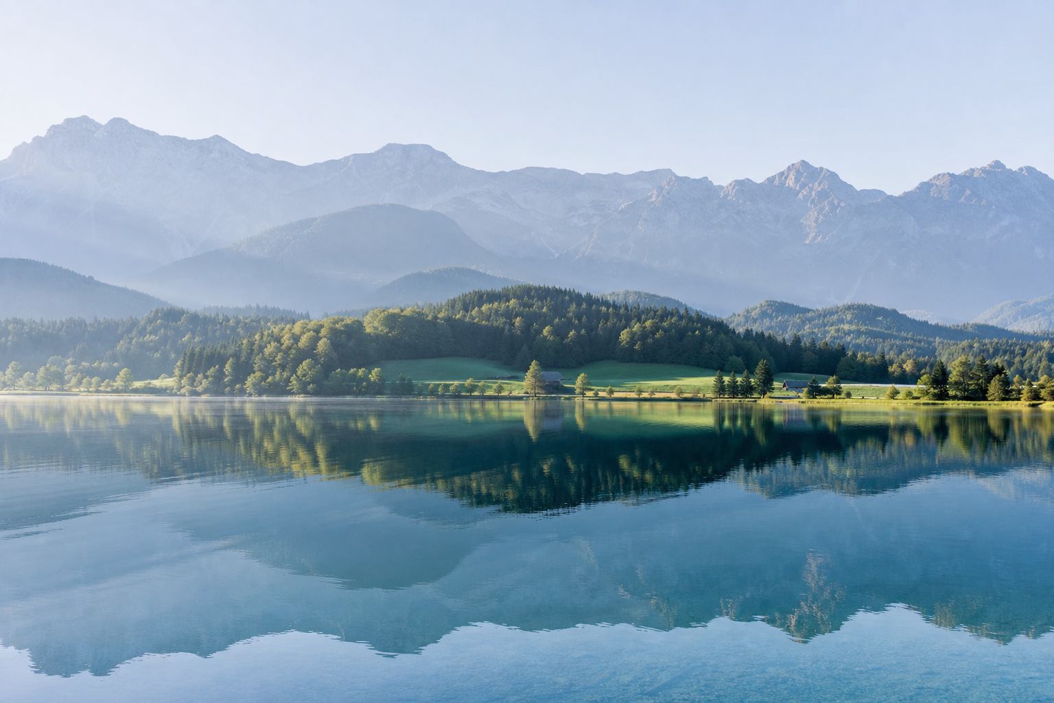 Alpiner See mit Bergkette am Horizont